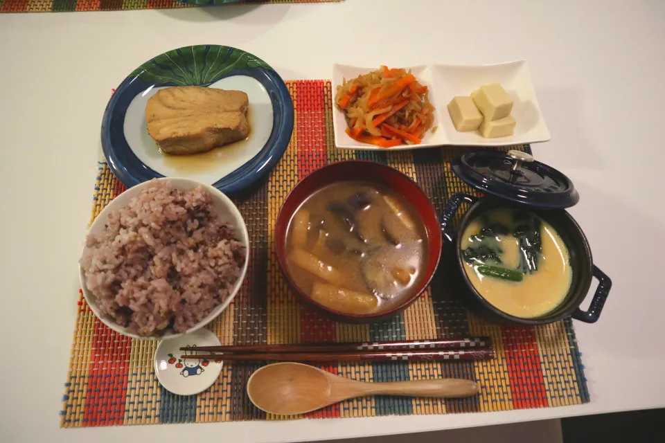 Snapdishの料理写真:今日の夕食 もうか鮫の煮付け、切り干し大根と高野豆腐の煮物、茶碗蒸し、雑穀米、なすの味噌汁|pinknari🐰🌈さん