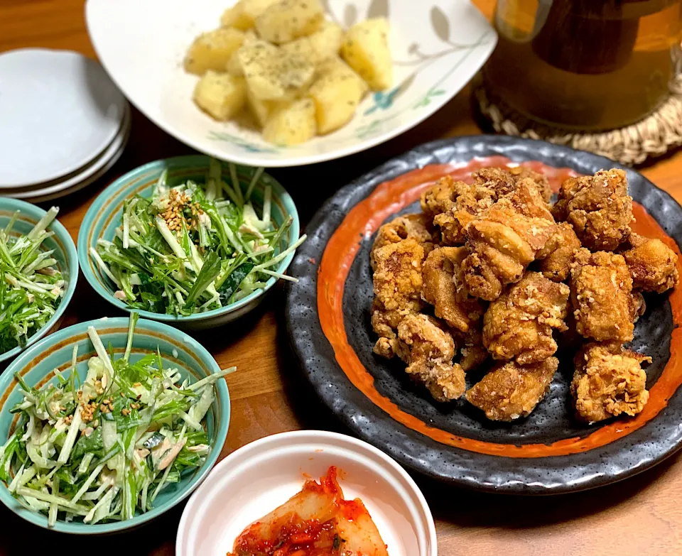 本日の夕食　鶏のから揚げ　バジルポテト　水菜ときゅうりとツナのサラダ　キムチ|なおみさん