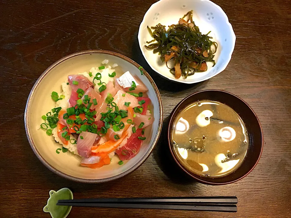 Snapdishの料理写真:海鮮丼、クーブイリチー、わらびのお味噌汁|カドラさん