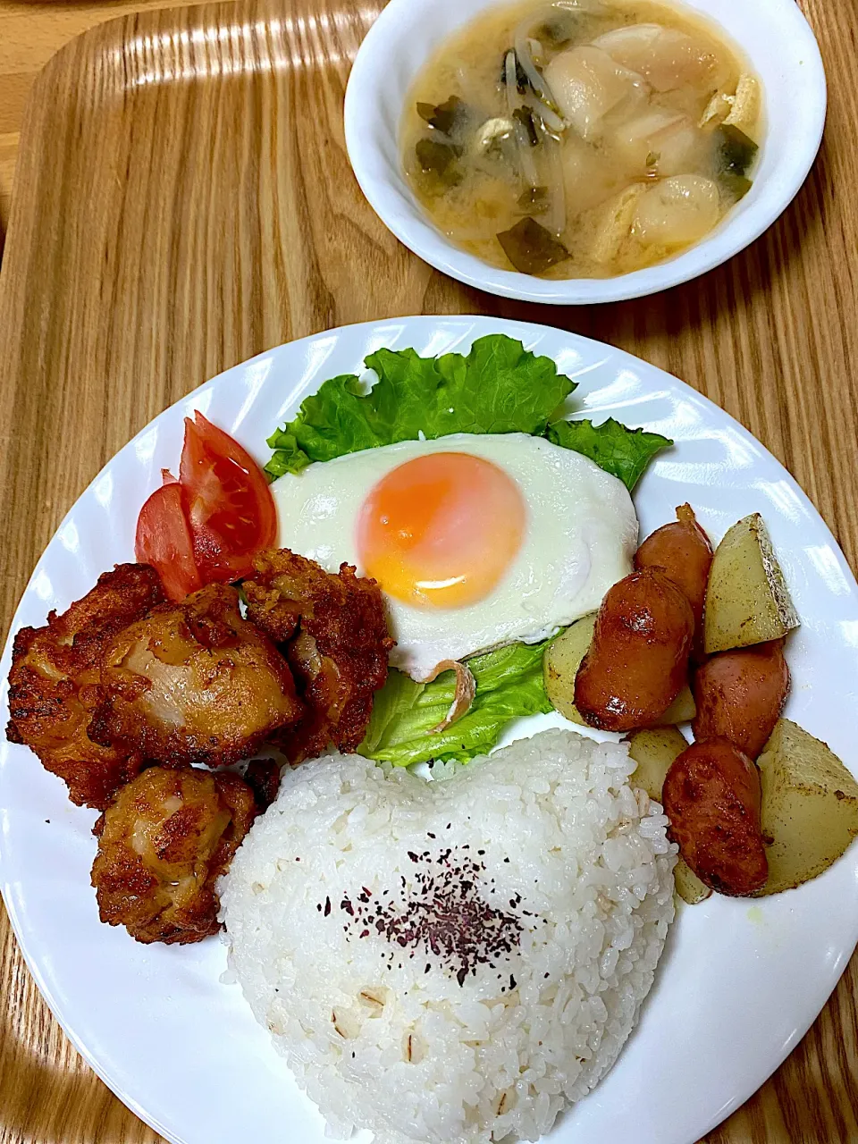 唐揚げ＆目玉焼き＆じゃがいもとソーセージのカレー炒め＆みそ汁(ワンプレート)|☘️yumiko😘💕さん