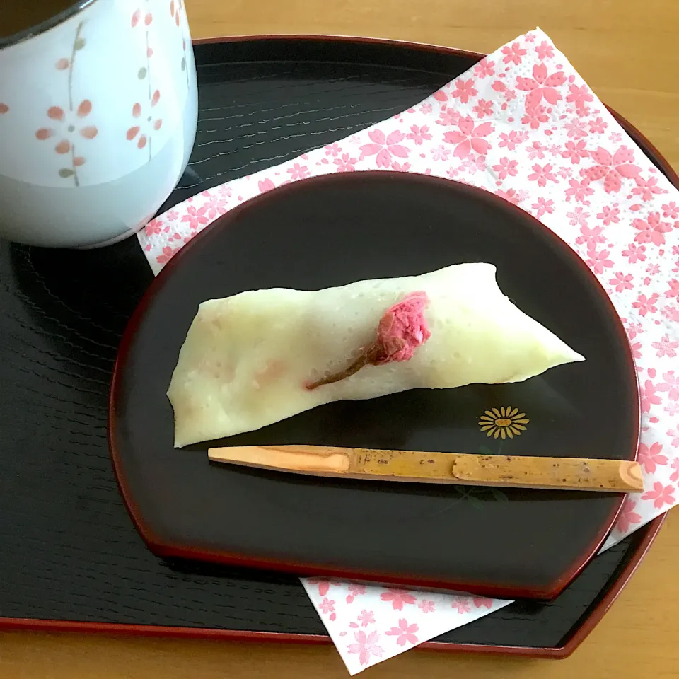 Snapdishの料理写真:🌸桜餅　甘酒こしあん入ってます💕　　　　　　　　　　　2020.4.20|Yu Yu mamaさん