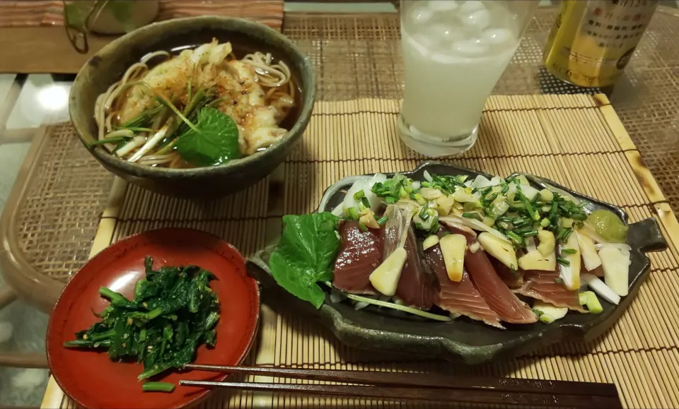 カツオのたたき（新たま、山のわさび葉、のびる薬味）、新たまかき揚げちくわ天のせ蕎麦、かき菜のごま和え♪生搾り〜ハイボール♪|miyuki🌱さん