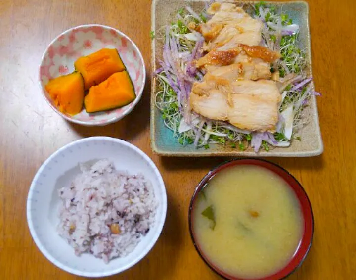 Snapdishの料理写真:４月２日　鶏ハム　かぼちゃの塩煮　なめことわかめのお味噌汁|いもこ。さん