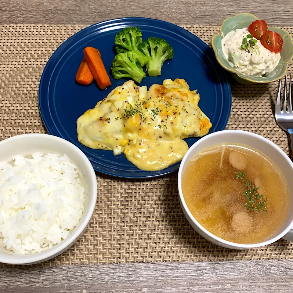 ご飯 鶏胸肉のチーズ焼き コンソメスープ アボガドとツナのサラダ|m iさん