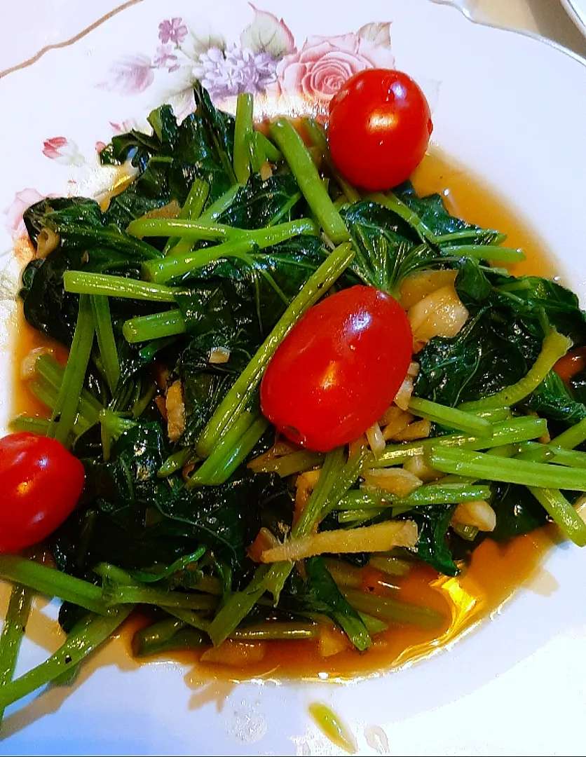 Snapdishの料理写真:sweet potato leaf fried wth oysters sauce & cherry tomatoes|ģřãçîöůşさん