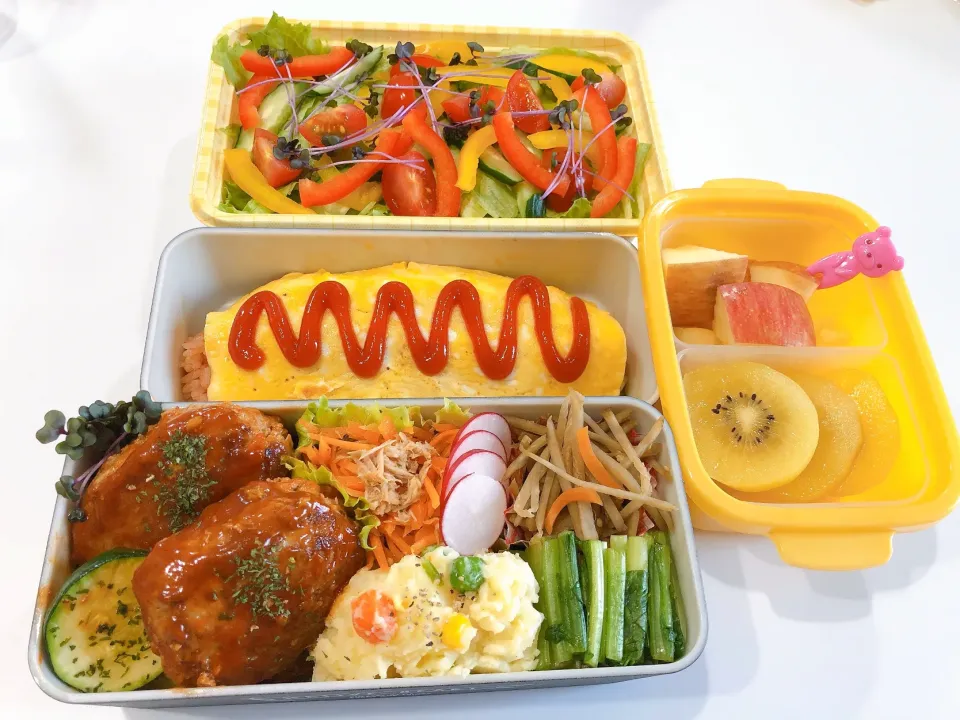 旦那さんへのお弁当＊オムライス/ハンバーグ/ポテトサラダ/にんじんのツナ和え/きんぴらごぼう/カブの葉のわさび和え/サラダ/フルーツ＊|yuriさん