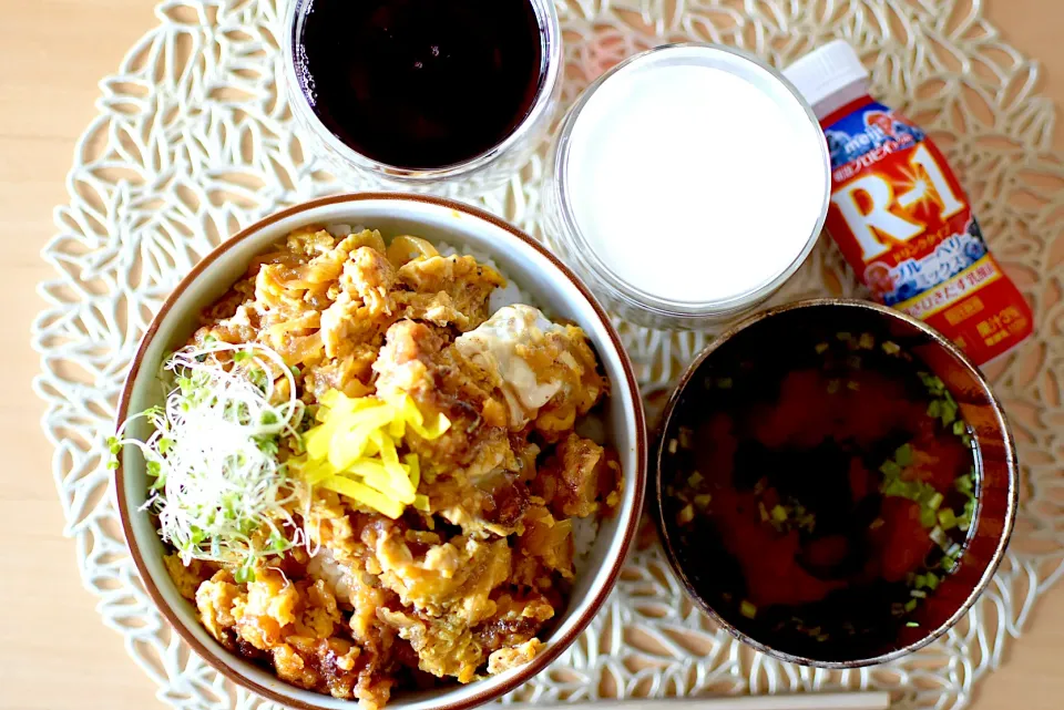 Snapdishの料理写真:#今日の朝ごはん #息子ごはん #高校球児メシ #唐揚げ卵とじ丼 #食トレ|dra-kichiさん