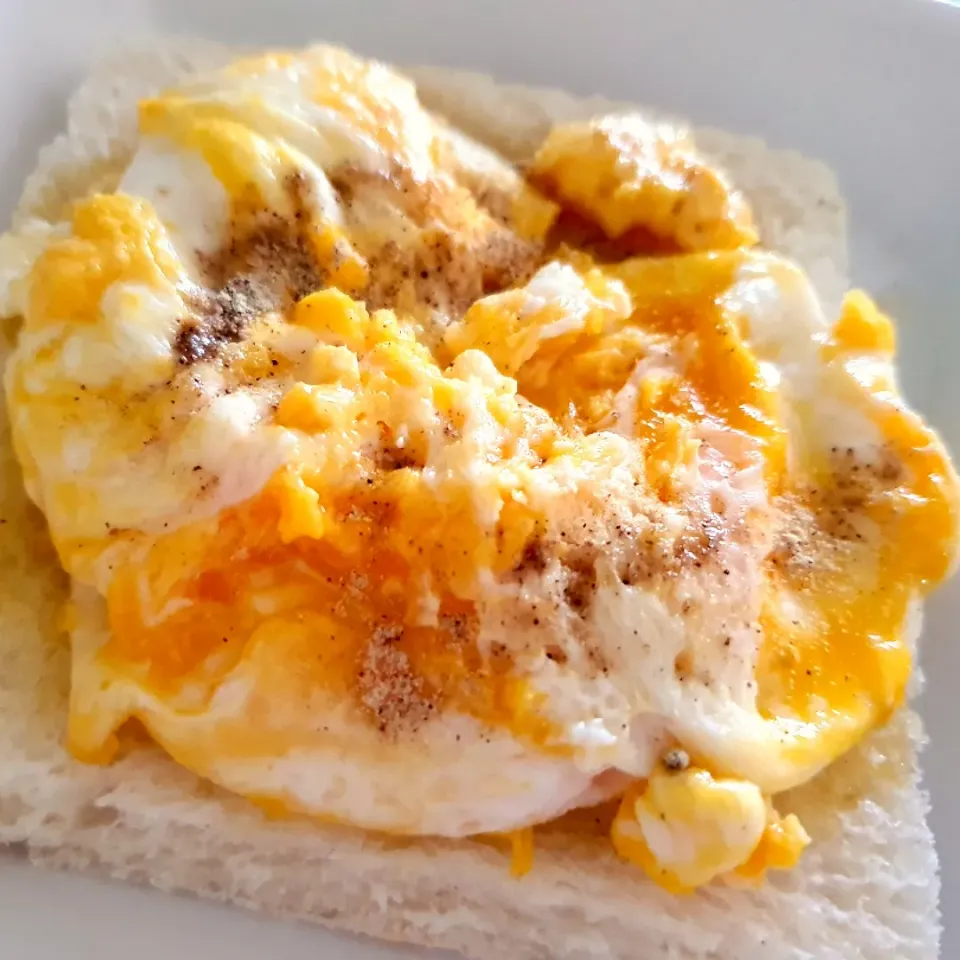 Simple butter toast with scrambled egg 🥰
|🌷lynnlicious🌷さん