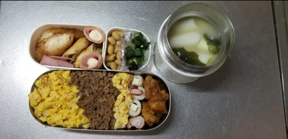 Snapdishの料理写真:鳥の照焼きそぼろ弁当(味噌汁付き)|🌠キタザワ🌠さん