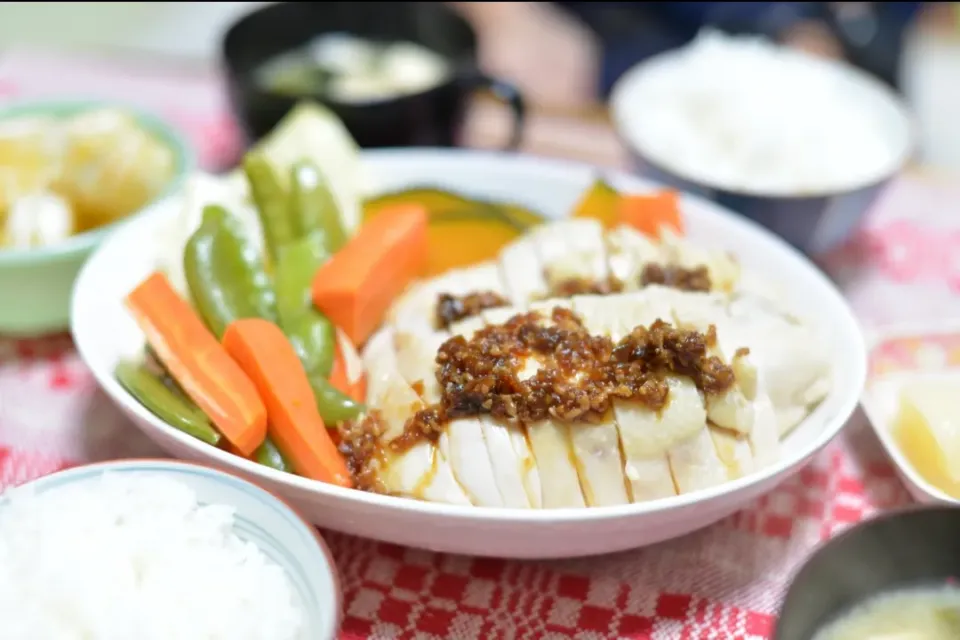 Snapdishの料理写真:サラダチキンの素で
野菜たっぷりお手軽蒸し鶏🐔✨|さわ太郎さん