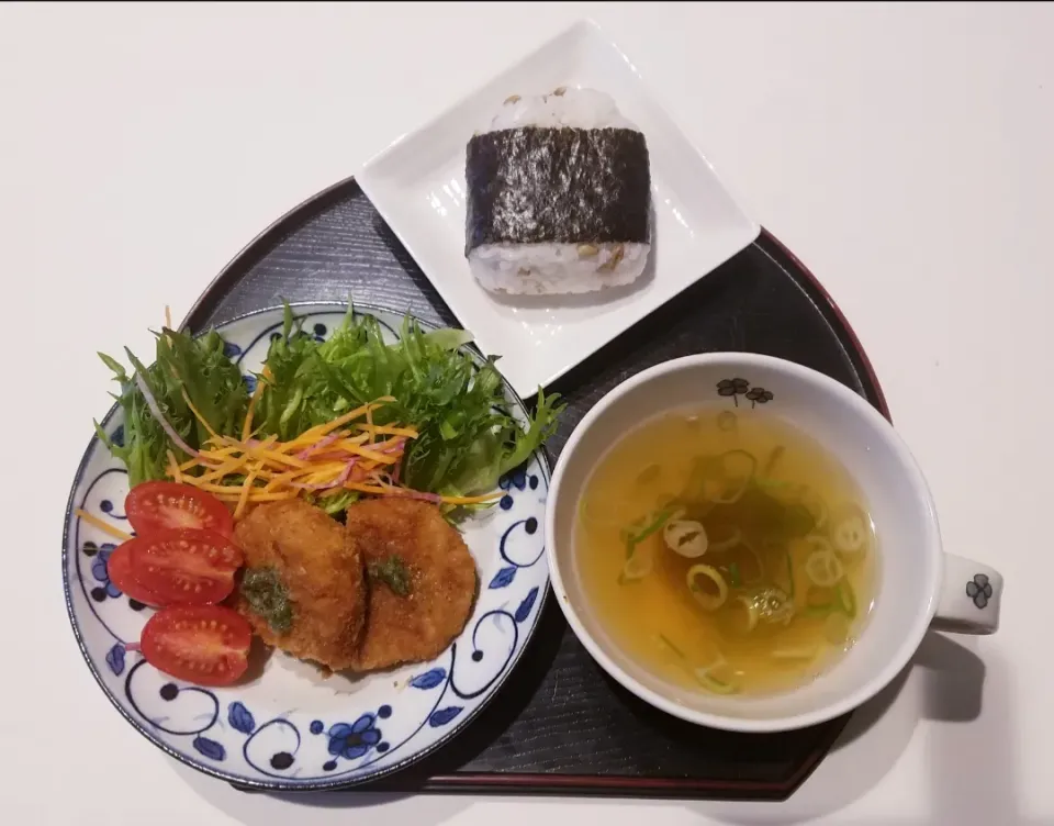 Snapdishの料理写真:大麦おにぎりの朝ごはん♪|ポロポロさん