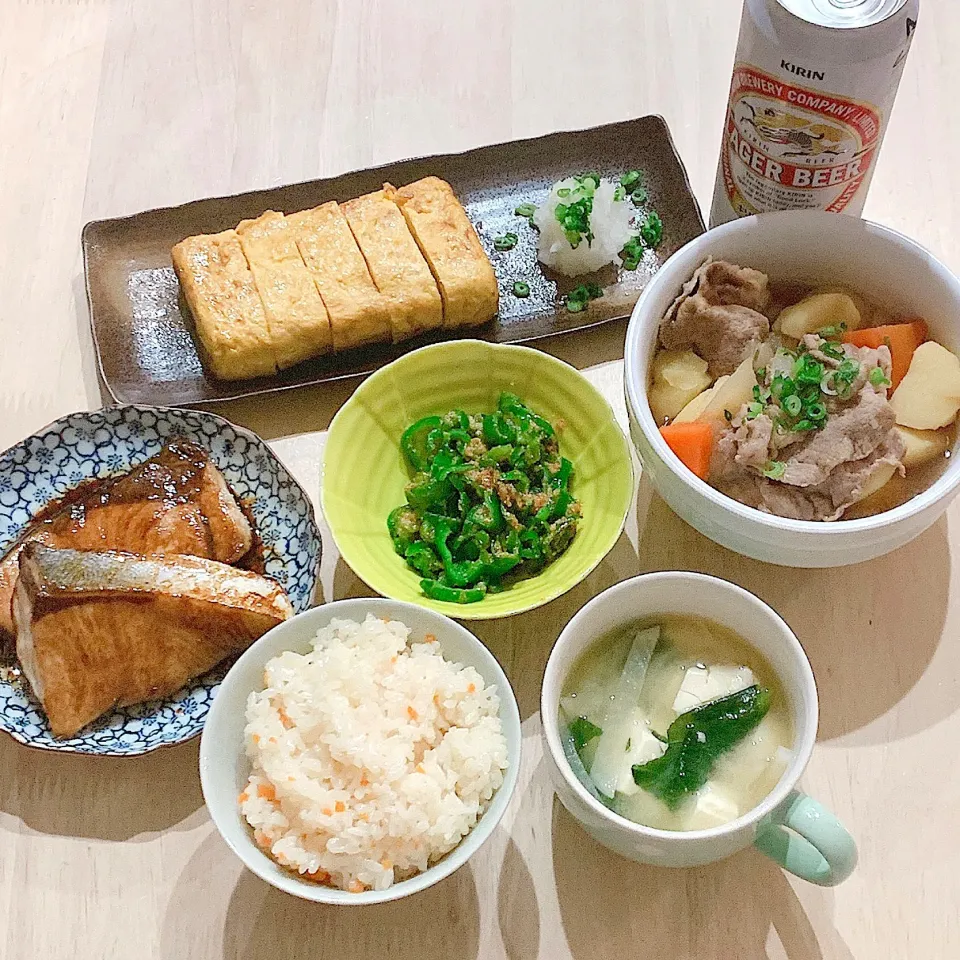 夜ご飯☺︎人参ご飯☆豚じゃが☆ピーマンの明太子和え☆出し巻き玉子☆鰤の照り焼き☆味噌汁|とまこ(*^o^*)さん