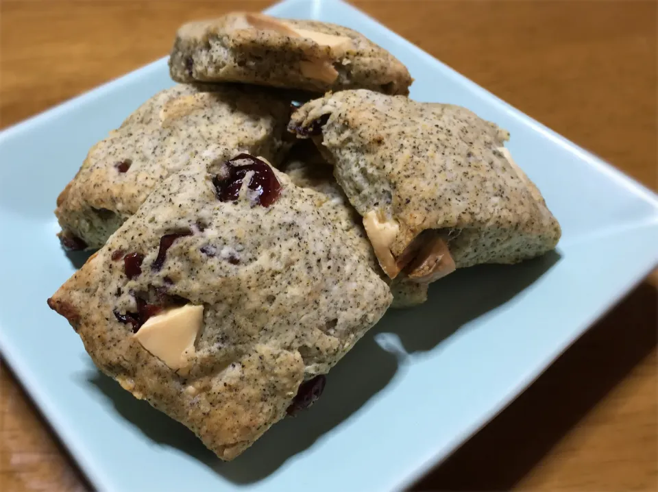 Snapdishの料理写真:ホワイトチョコ入り＊紅茶とクランベリーのスコーン|ちほんぽさん