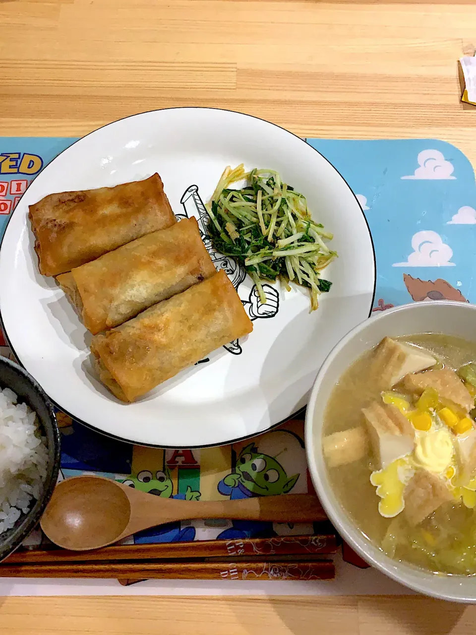 ・もやしと春雨の春巻き　・水菜のナムル　・春キャベツと厚揚げの味噌バタースープ|ぺろたんさん