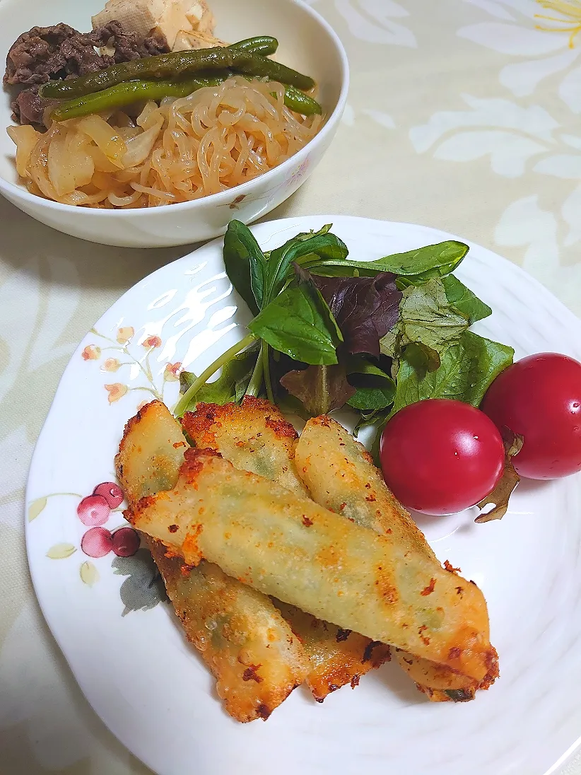 Snapdishの料理写真:餃子の皮の春巻き風
肉豆腐

夕飯です😉

餃子の皮にとろけるチーズといんげんを巻いて焼いただけ👍
|🍒ふみりん🍒さん