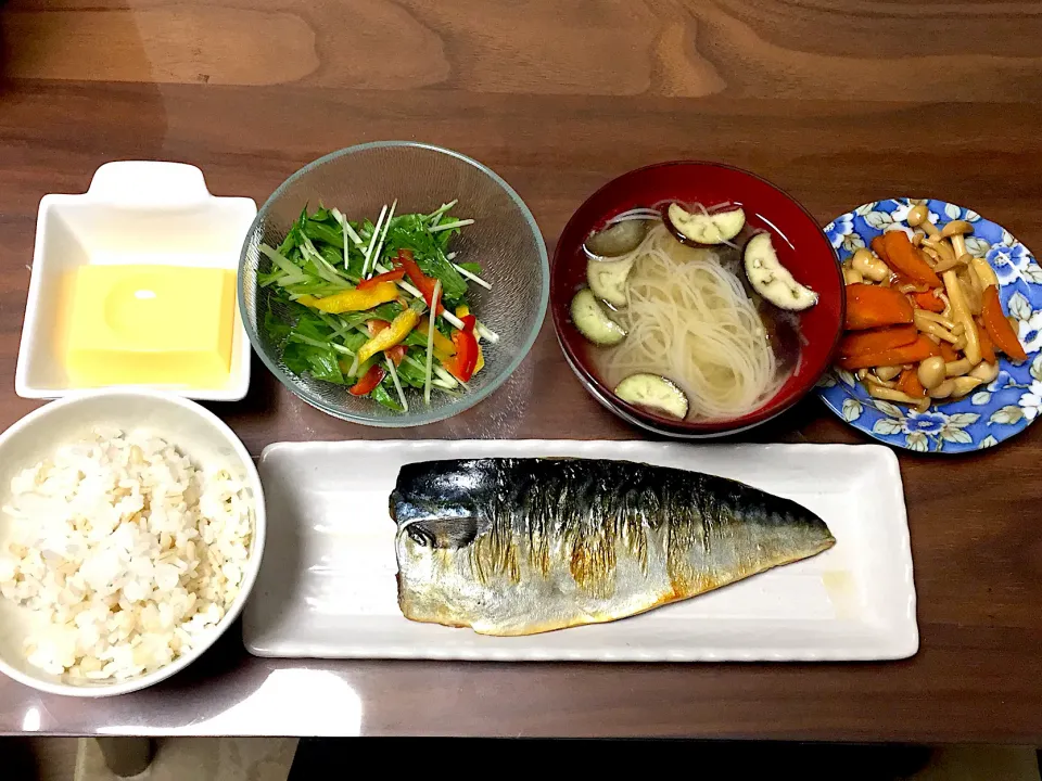 塩鯖 しめじと人参のきんぴら なすの煮麺 水菜のレモン醤油和え 卵豆腐|おさむん17さん