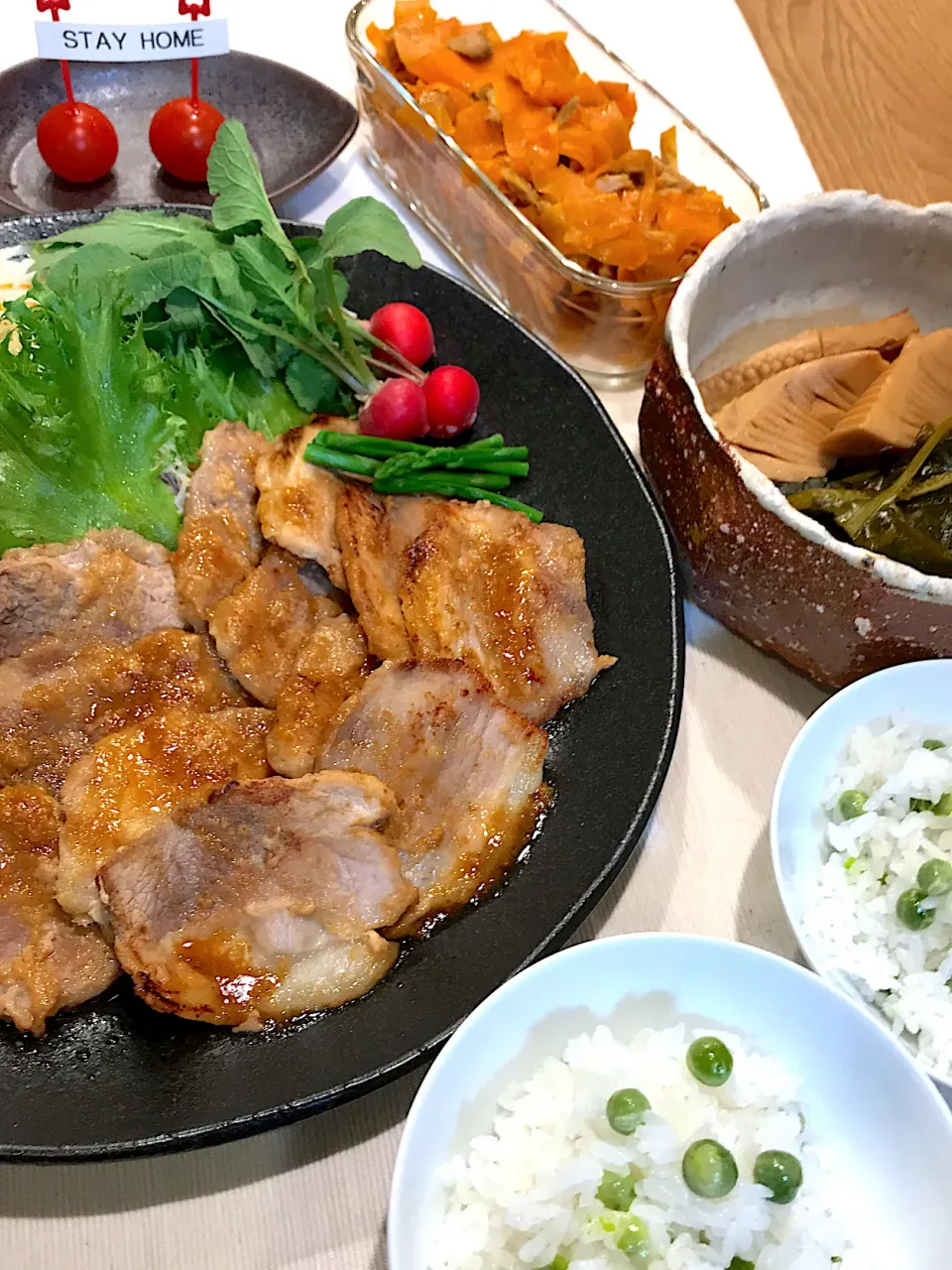 豚味噌ステーキ🥩、ワカメと竹の子の煮物、にんじん🥕とツナの炒め物、うすいえんどうの豆ごはん|yukinnkoさん