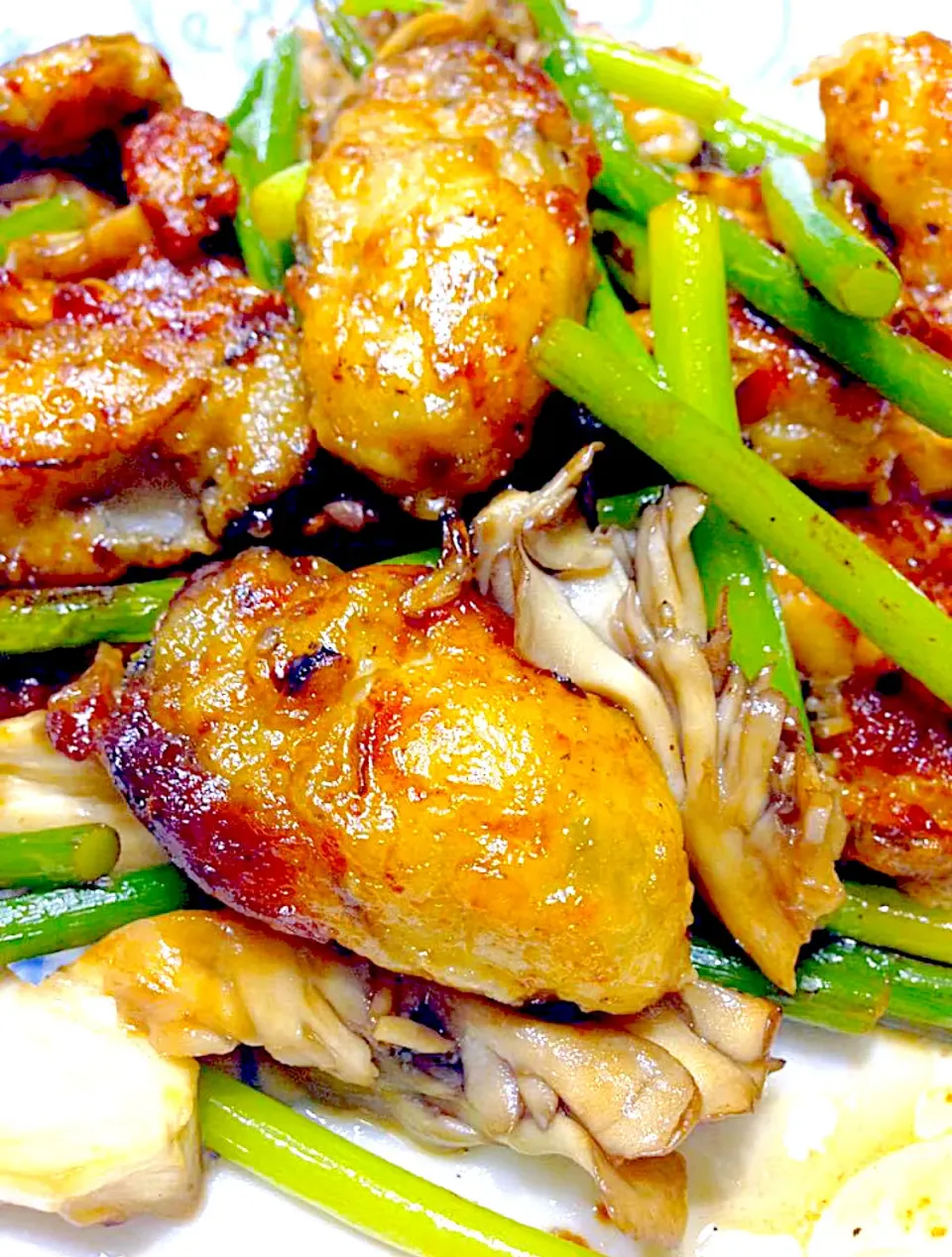 Sauted Oysters with Garlic sprouts and maitake mushrooms|Ronaさん