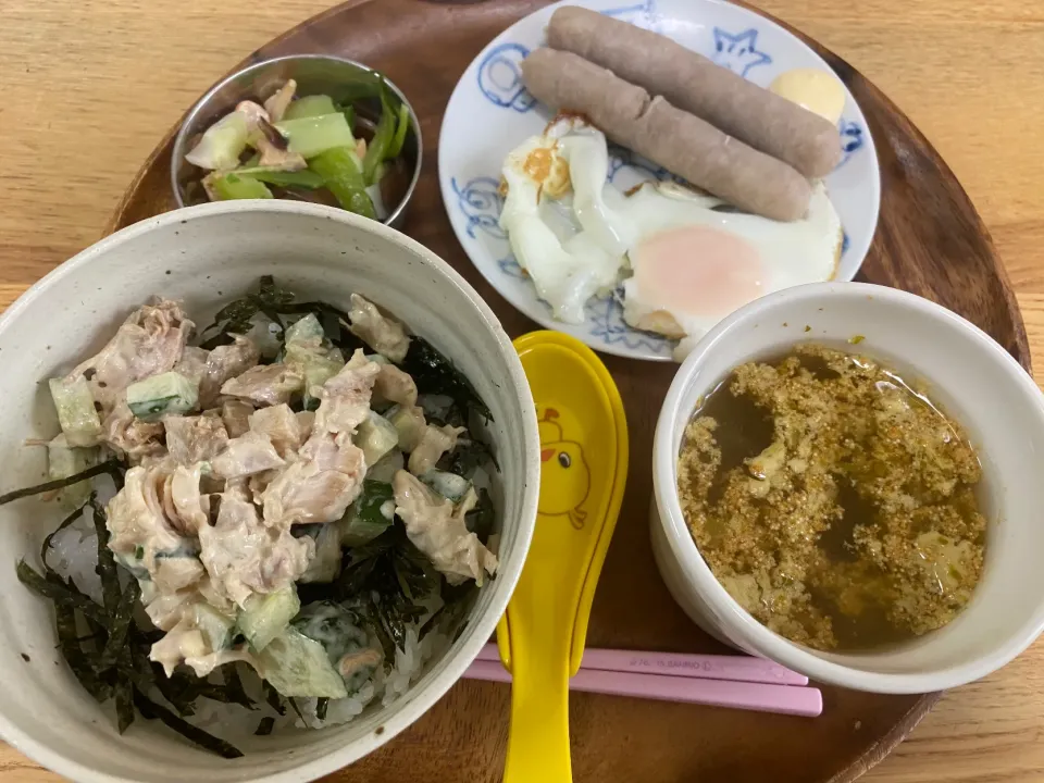 Snapdishの料理写真:在宅子どもランチ　チャーマヨ丼　メカブめんたいスープ　卵ウィンナー　酢の物|さくたろうさん