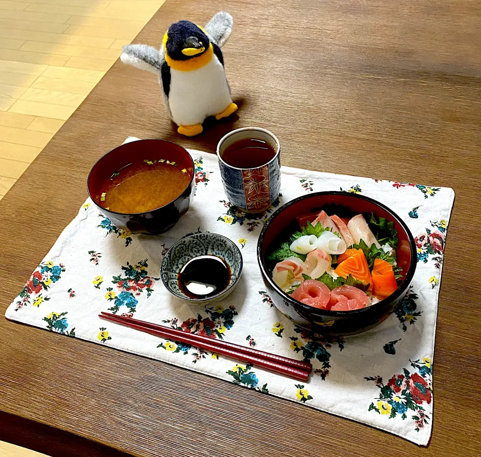 Snapdishの料理写真:💐お花 海鮮丼、なめこ汁、ほうじ茶|pentarouさん