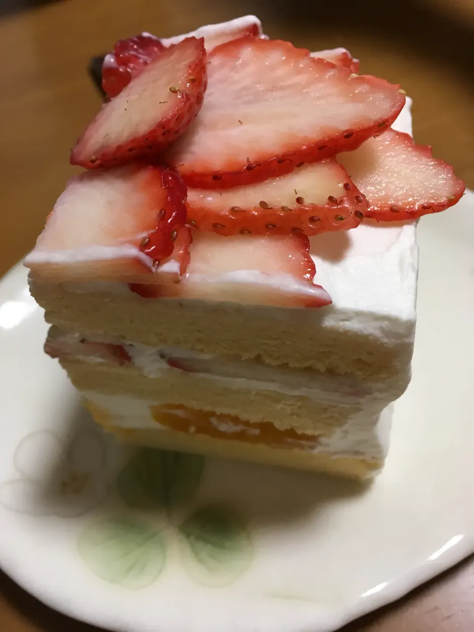 娘がパパのお誕生日に作った苺ショート🍓の断面´◡`|さくたえさん