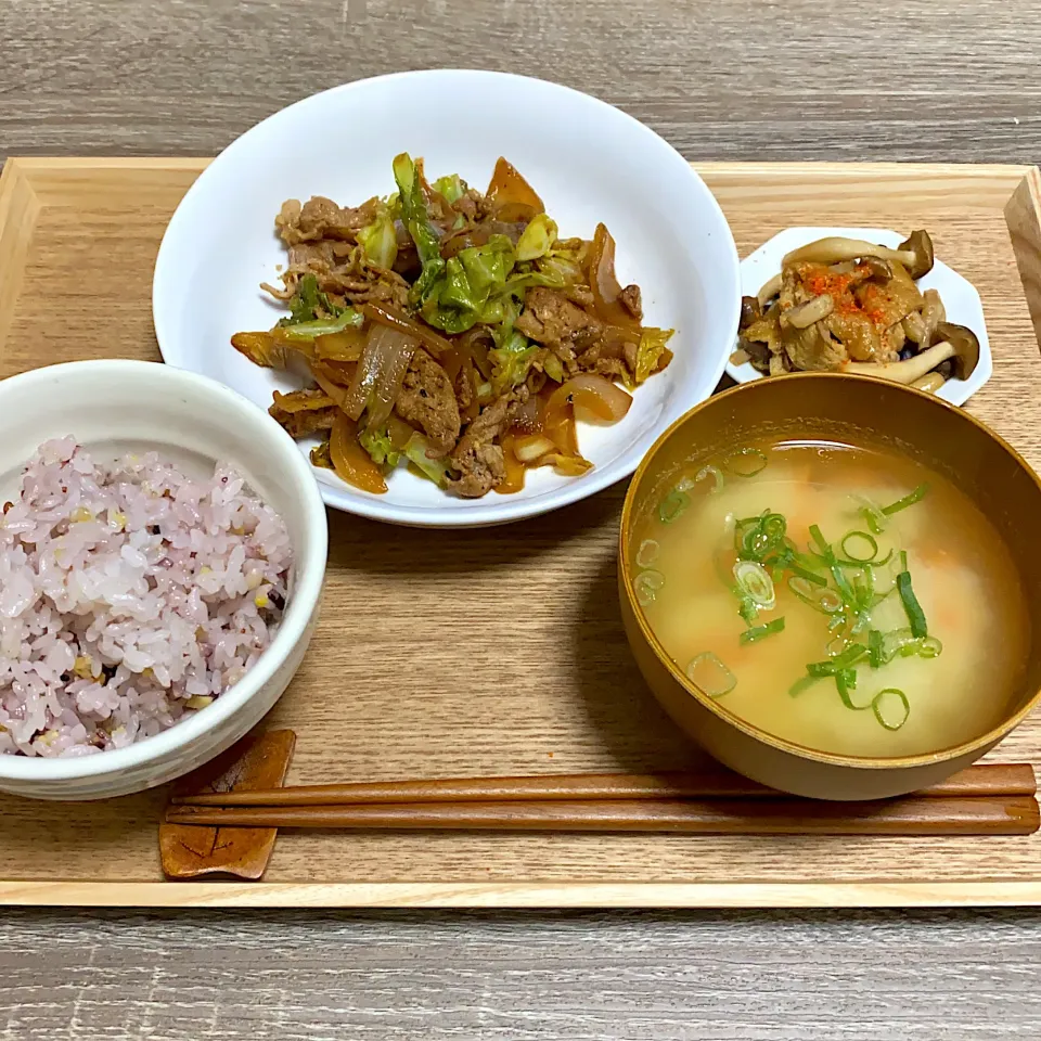 雑穀米 豚肉とキャベツの甘辛炒め 味噌汁 きのこと油揚げのさっと炒め煮|m iさん