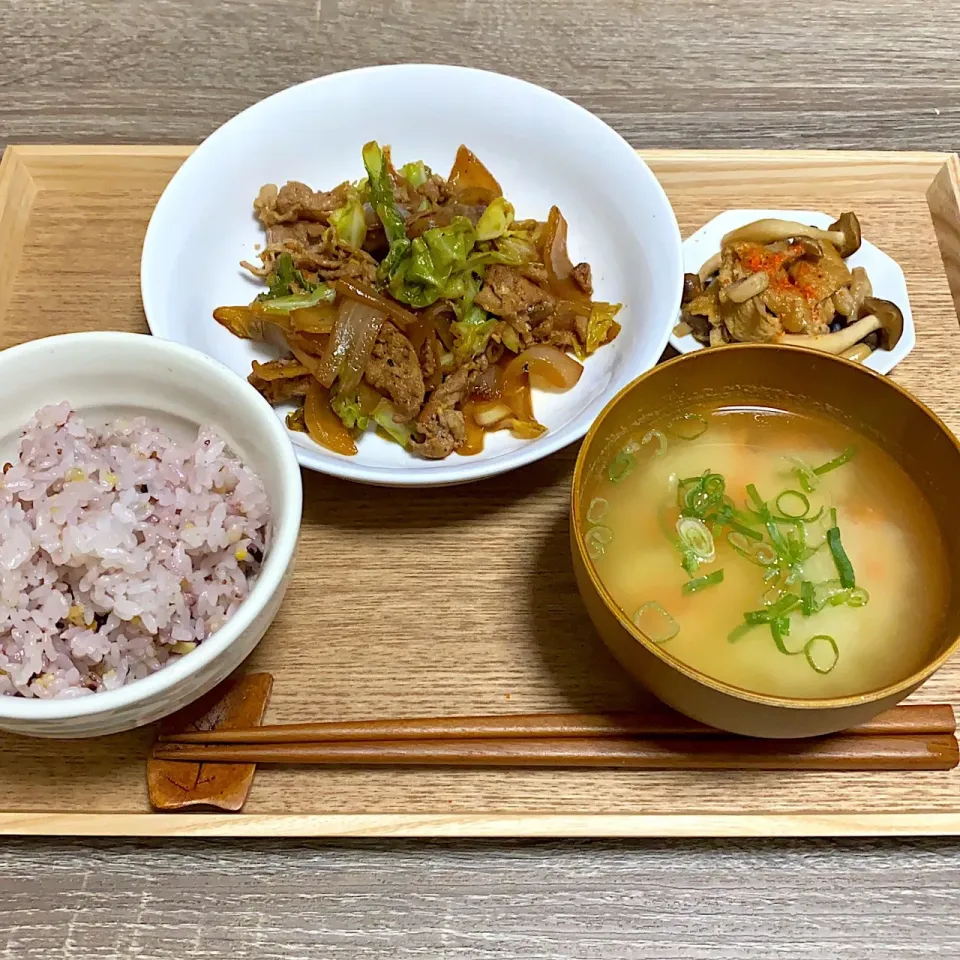 豚肉とキャベツの甘辛炒め きのこと油揚げのさっと炒め煮 味噌汁 雑穀米|萌伽さん