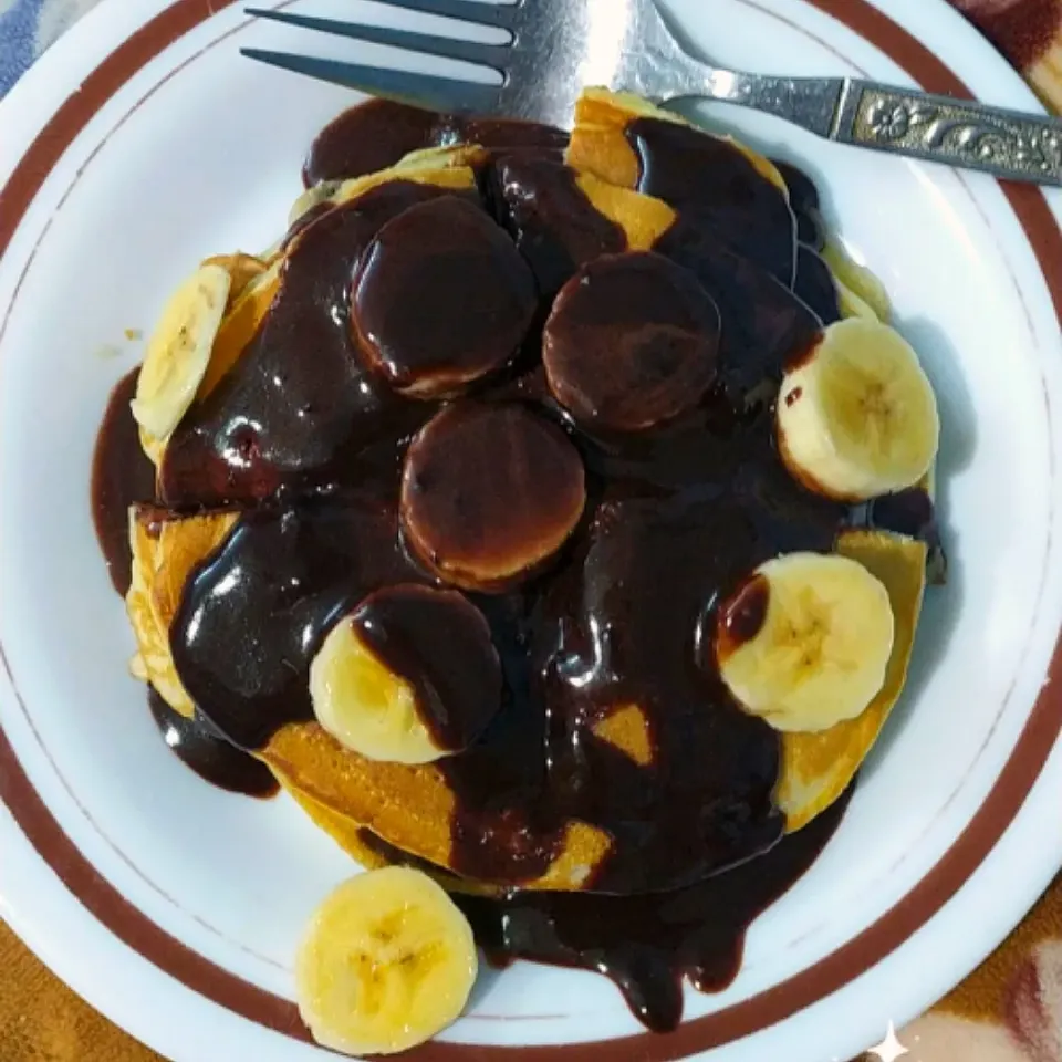 Snapdishの料理写真:pancakes with chocolate & Bananas. 🍌🍫|lamisさん