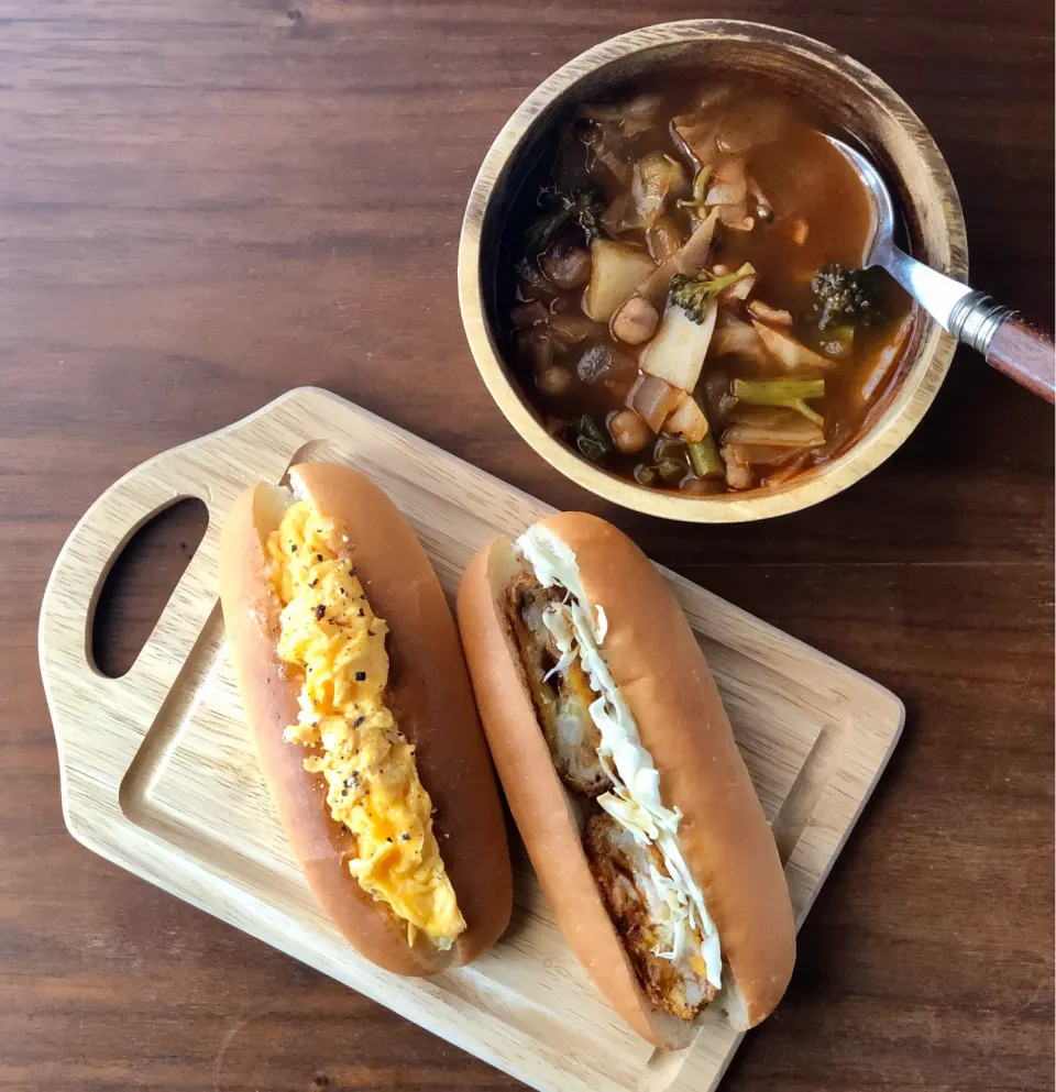 スクランブルエッグと海老カツのホットドッグ、野菜たっぷりトマトスープ　　　Scrambled eggs & shrimp cutlet hot dog, tomato soup with plenty of vegetables|マユマユさん