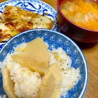 筍ご飯炊いてみた😅…と平目のムニエルと春キャベツと人参のお味噌汁|ひめちゃんさん