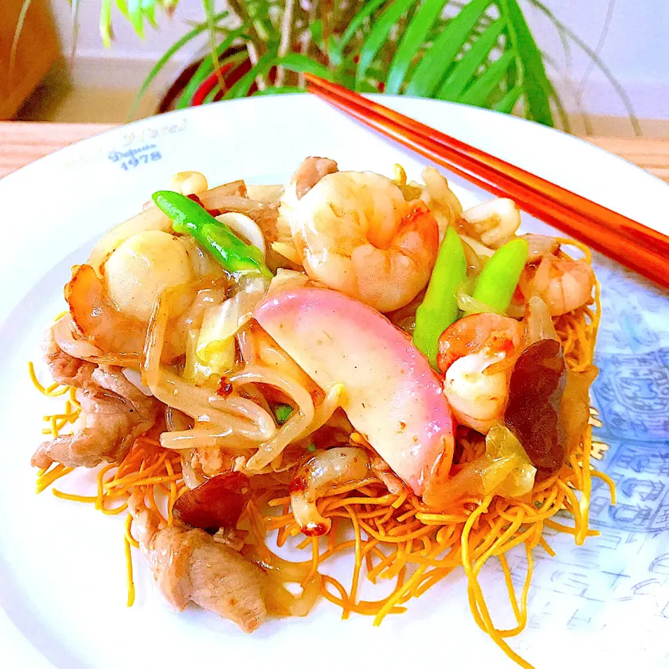 Snapdishの料理写真:自宅ランチ  🍲パリパリ麺の皿うどん 沢山の具材のダシが効いて店の味(笑)|Sの食卓さん