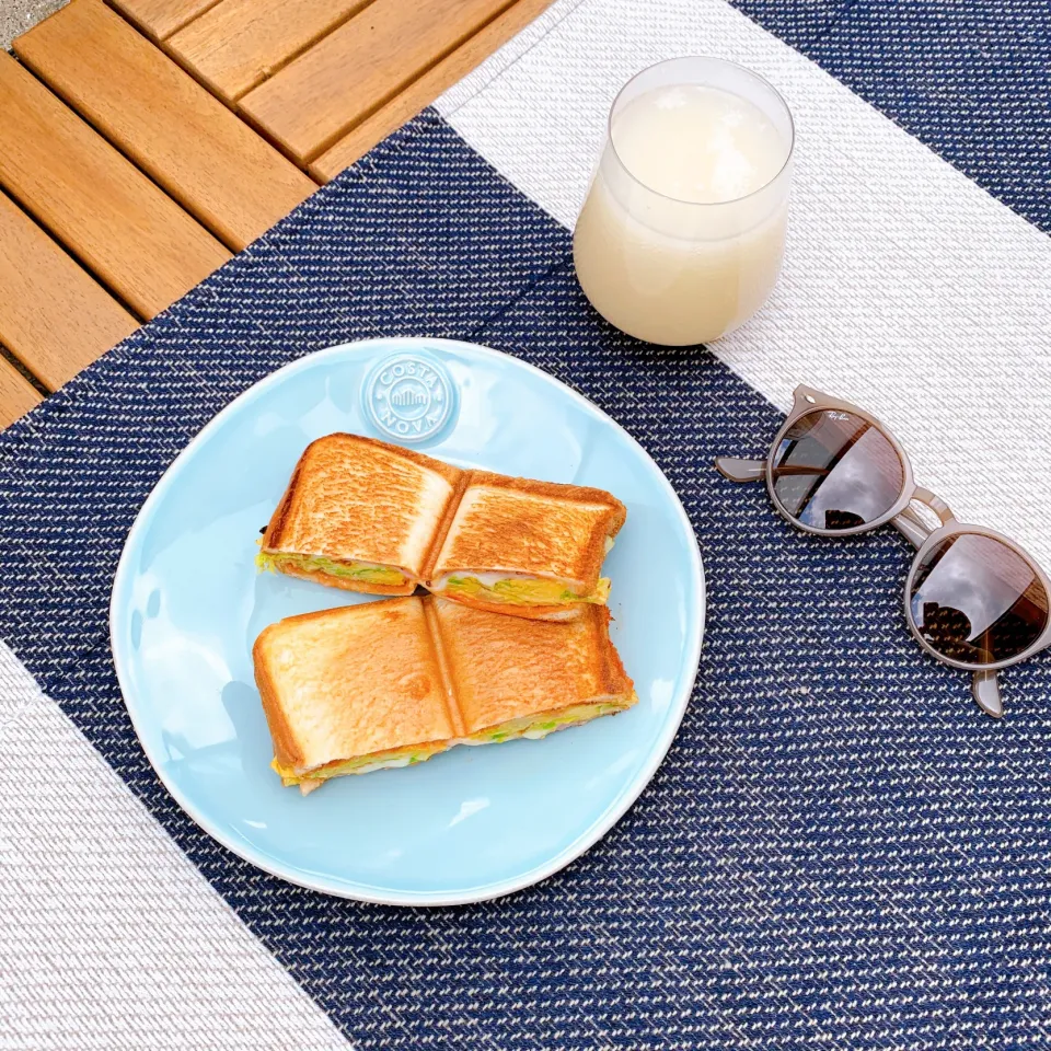 新キャベツたっぷり甘酒オムレツホットサンドと、甘酒ジンジャエール😎🥪🍹|leeさん