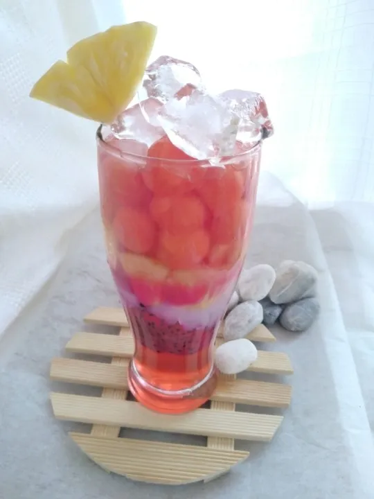 Snapdishの料理写真:Iced fruit cocktail|Khayla Zさん