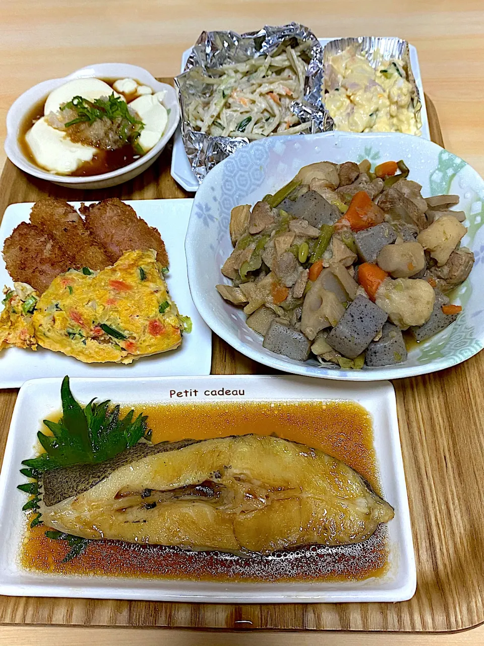 カレイの煮付け＆筑前煮＆玉子焼き•ソーセージカツ＆ポテサラ•ゴボウサラダ＆豆腐みぞれあえ|☘️yumiko😘💕さん