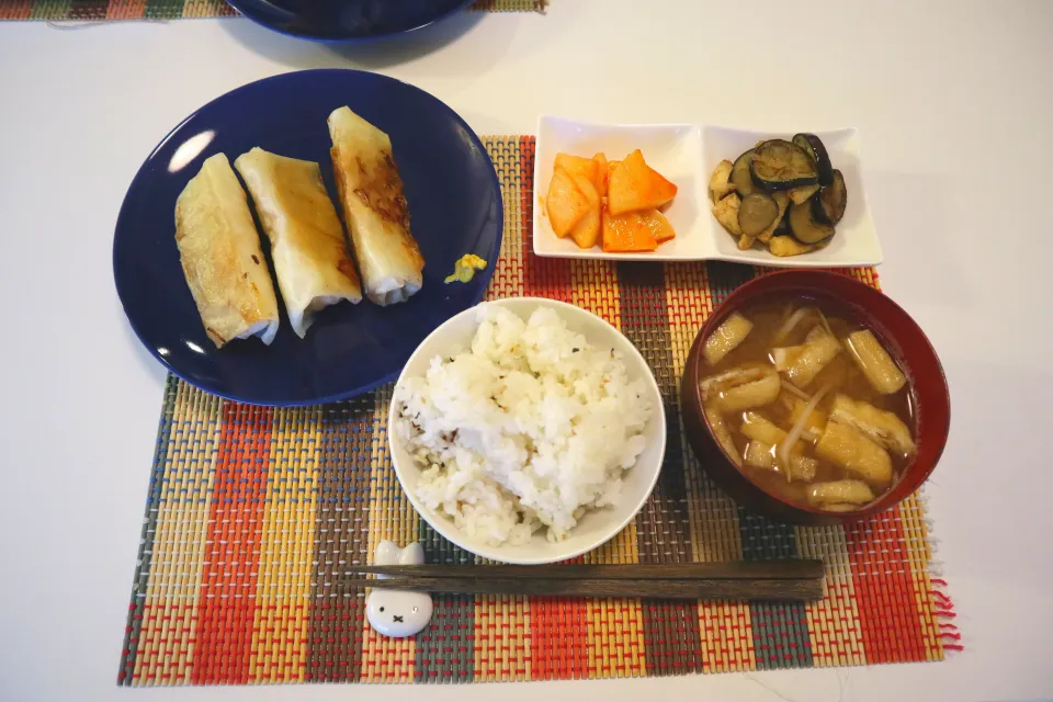 今日の夕食 めかじきともやしの春巻き、大根のコチュジャン和え、なすのめんつゆ、もやしの味噌汁|pinknari🐰🌈さん