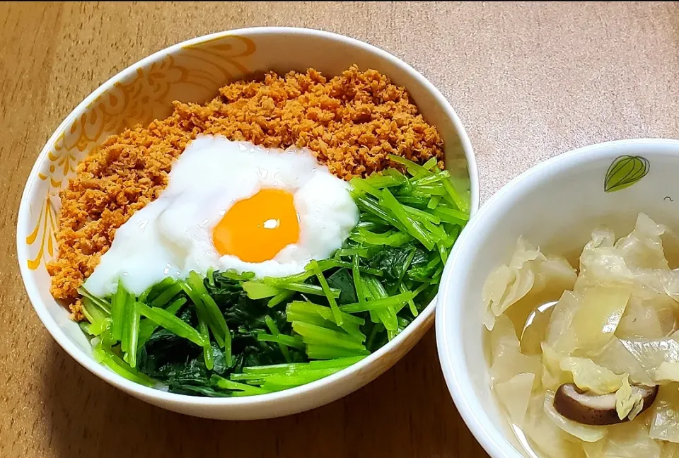 鮭そぼろと三つ葉と温玉の丼
ド根性スープ|ナナさん