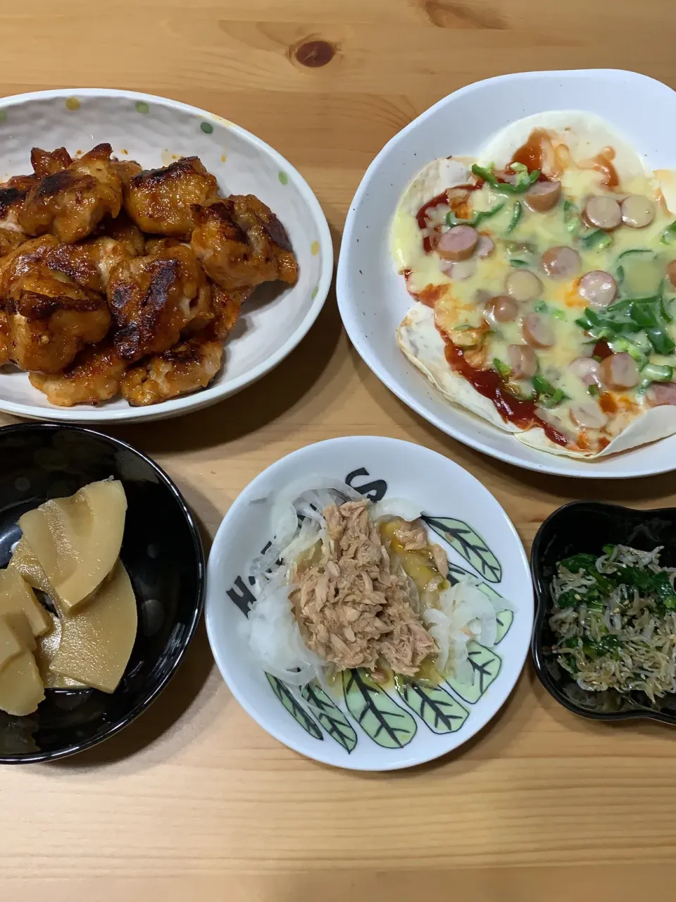 4月22日夜ご飯😊ヤンニョムチキン、餃子の皮でピザ.筍の煮物、小松菜としらすの炒め物|nozomiiさん