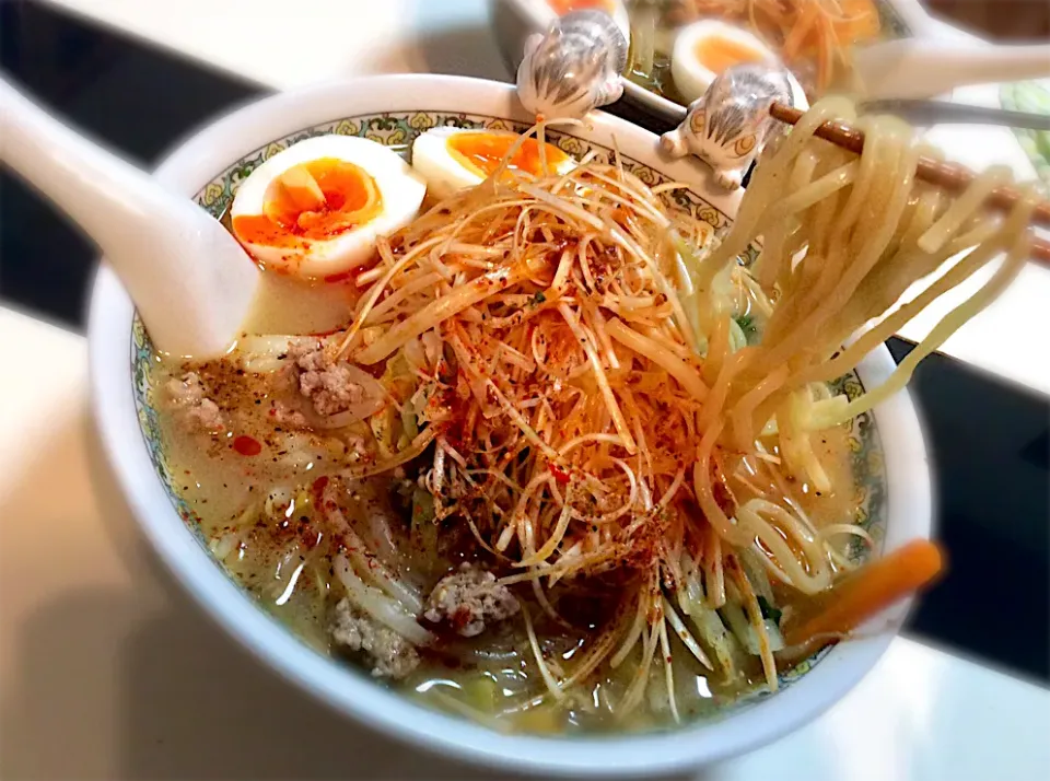 Snapdishの料理写真:今日はスープも手作りの具沢山ネギ味噌ラーメン！ スープは、信州の味噌をおろした生姜、にんにく、玉ねぎとトウチジャンで香ばしく炒めて、鶏ガラ、鯛出汁、昆布ダシに合わせてみました。|Takeshi  Nagakiさん