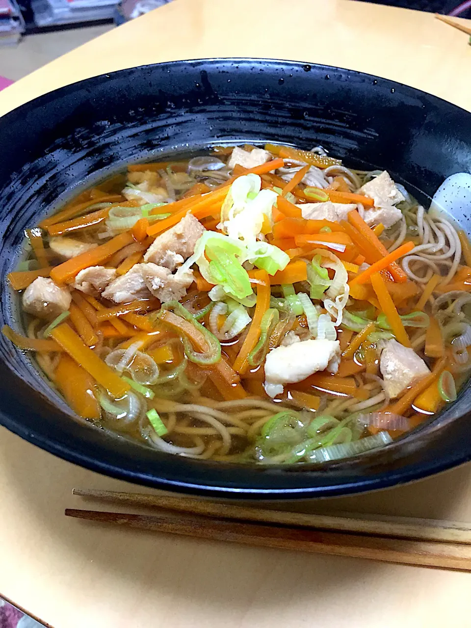 在宅勤務中の男飯(鶏肉と人参のかけ蕎麦)|おおもりの星さん