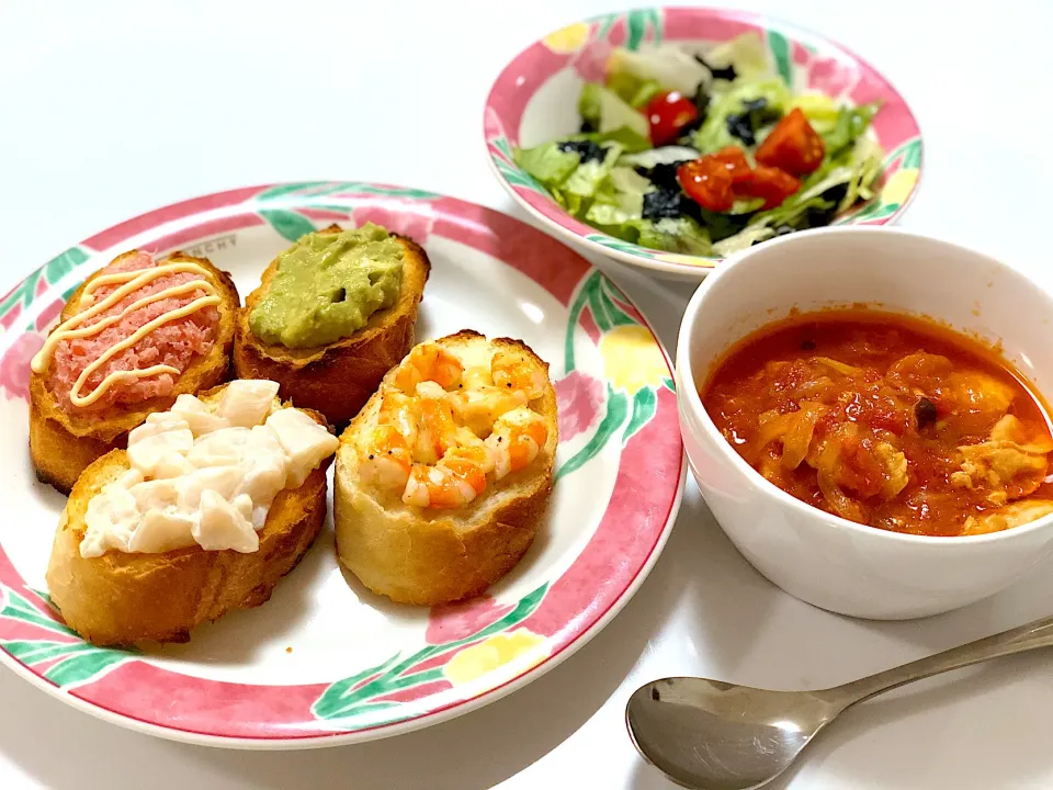 Snapdishの料理写真:チキンのトマトスープ🍅・レタスと海苔のサラダ🥗・バケット4種類|えみさん