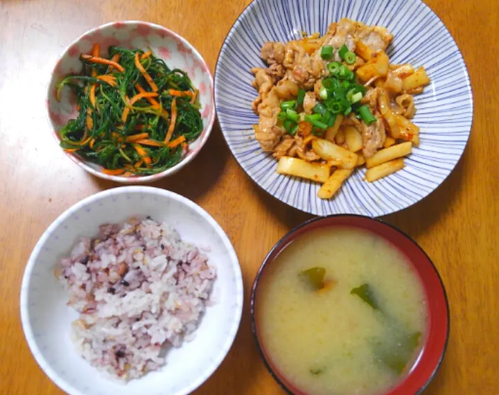 ４月４日　豚こまと長いものバター醤油炒め　おかひじきとにんじんのナムル　なめことわかめのお味噌汁|いもこ。さん