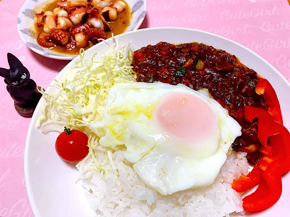 Snapdishの料理写真:キーマカレーとたこの醤油バター炒め🧈🐙|くろねこっく🐈‍⬛さん