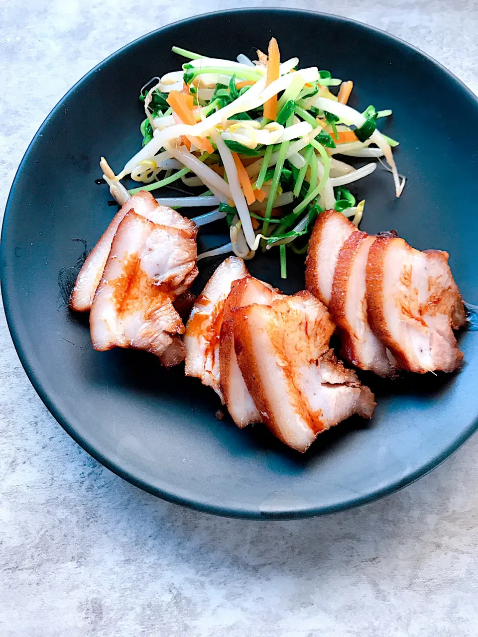 炊飯器でチャーシュー&豆苗ともやし、人参のナムルを添えて(*˘˘*)⑅∙˚﻿⋆﻿|めぐぐさん