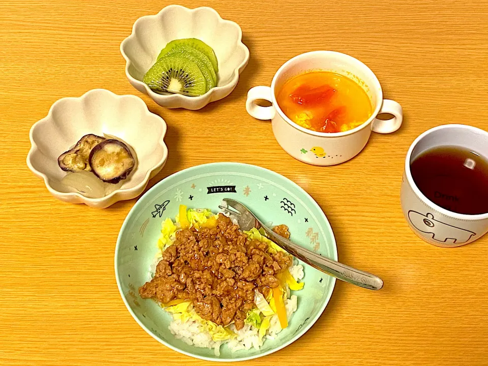 Snapdishの料理写真:肉味噌丼、ナスと玉ねぎの甘酢煮、トマトのかき玉スープ|あさみさん