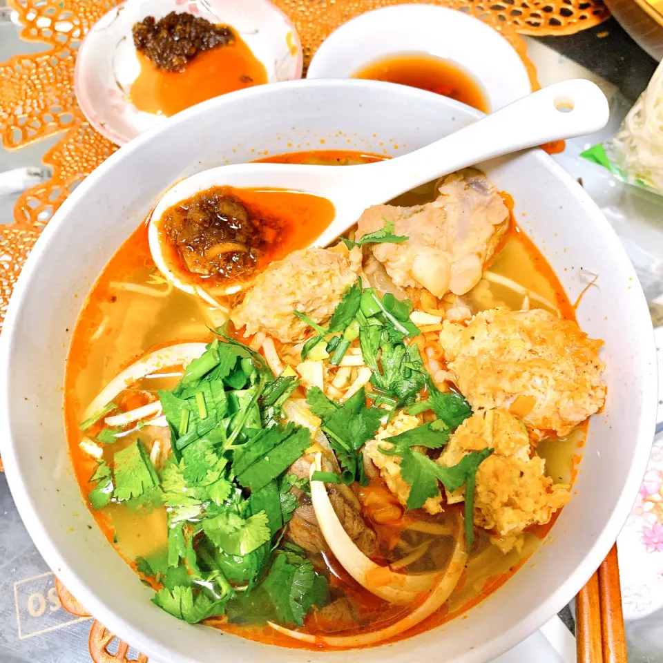 Bún Bò Huế (Vietnamese Spicy Beef Noodles)|Nguyen Thaoさん