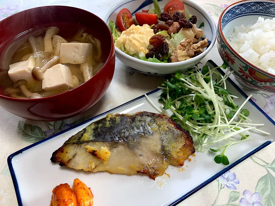 Snapdishの料理写真:朝ごはん、サワラ西京漬、|Isimura Hidekiさん