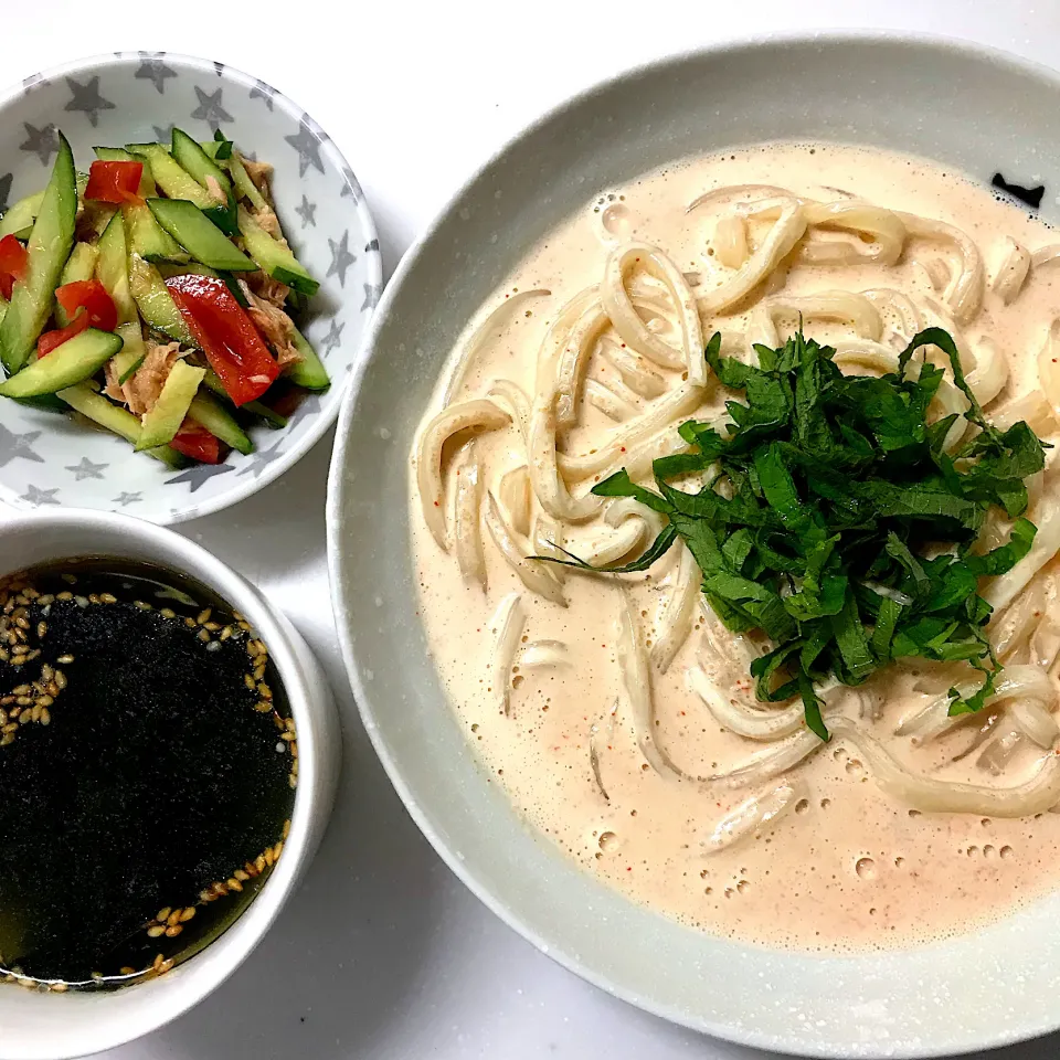 明太クリームうどん♡トマトときゅうりとツナのサラダ♡わかめスープ♡|まゆかさん