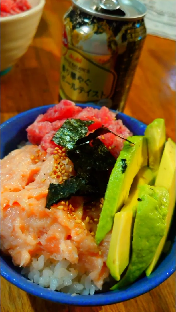 🐟️鮭とろ&マグロたたき&アボカド丼🥑|メイメイda.さん