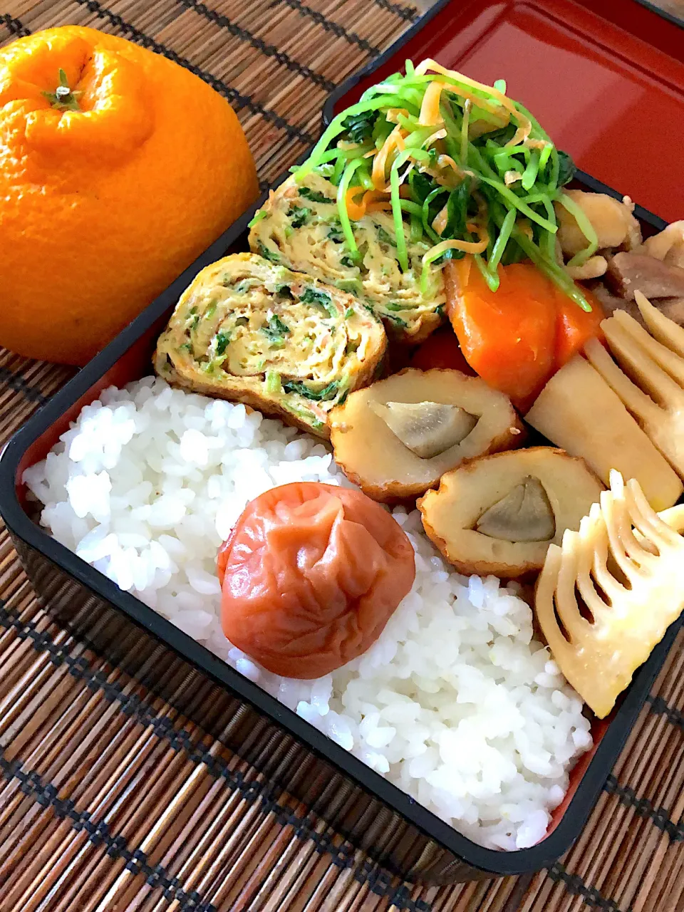 今夜の夜勤弁当完成🍱筍の筑前煮と三つ葉のお浸しと卵焼き😊見た感じ「おばあちゃんの作ったお弁当」w|いっちさん