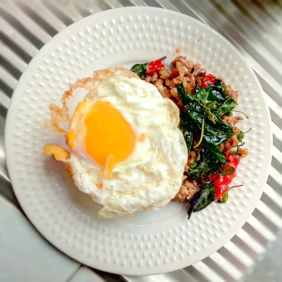 #stir-fried pork and basil with fried egg|Wipaweeさん